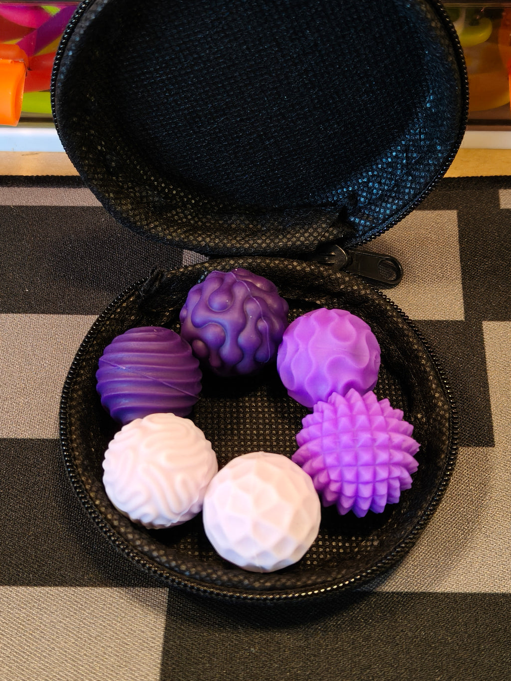 Magnetic fidget balls set in case - Discrete - 6 set