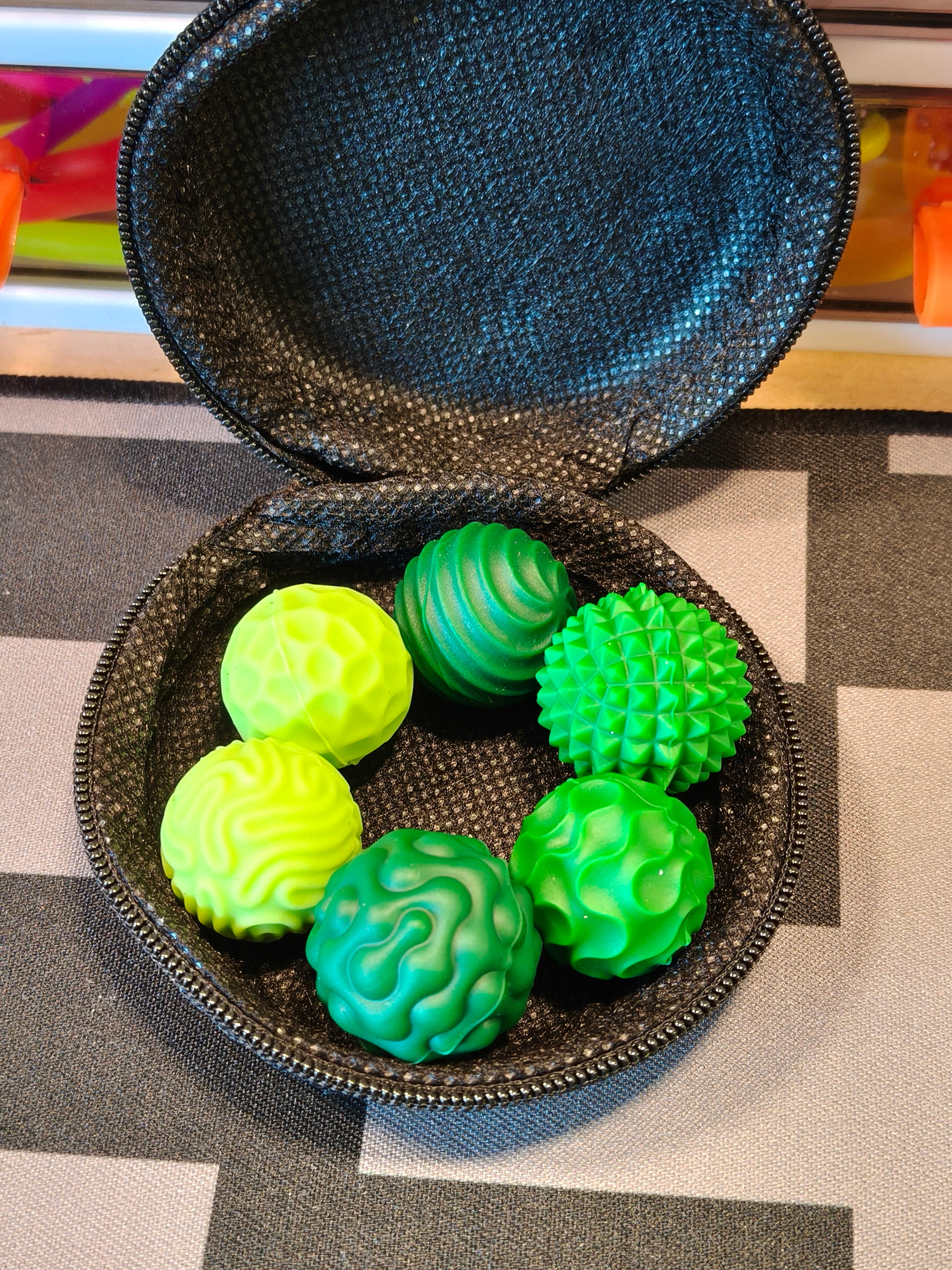 Magnetic fidget balls set in case - Discrete - 6 set